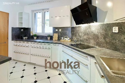 Pronájem rodinného domu 310 m², pozemek 840 m² Souběžná I, Praha - Jinonice