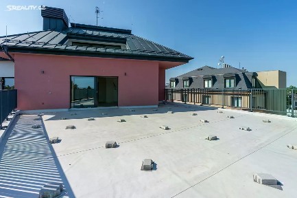 Prodej bytu 6 pokojů a více 167 m² U hotelu, Praha - Suchdol