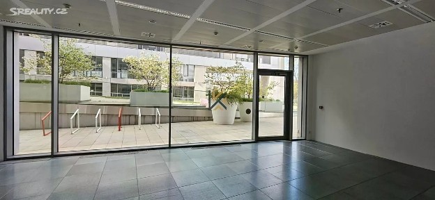 Pronájem obchodního prostoru 68 m² Na Hřebenech II, Praha - Nusle