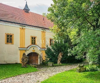 Prodej památky 2500 m², pozemek 6302 m² U Tvrze, Třebotov