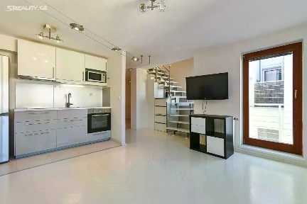 Pronájem bytu 3+kk 70 m² Baranova, Praha - Žižkov