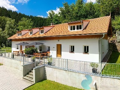 Prodej rodinného domu 302 m², pozemek 926 m²