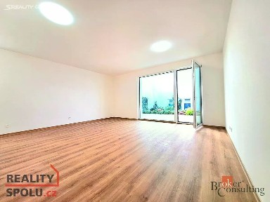 Pronájem bytu 1+kk 38 m² Plzeň - Jižní Předměstí