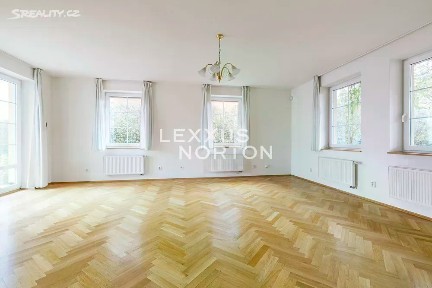 Pronájem vily 255 m², pozemek 916 m² Nad Helmrovkou, Praha - Lysolaje
