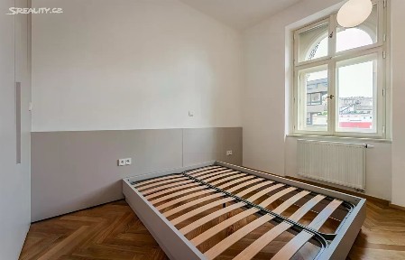 Pronájem bytu 1+kk 32 m² Seifertova, Praha - Žižkov