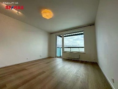 Pronájem bytu 1+kk 35 m² Kolbenova, Praha - Hloubětín
