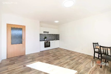 Pronájem bytu 1+kk 30 m² Boloňská, Praha - Horní Měcholupy