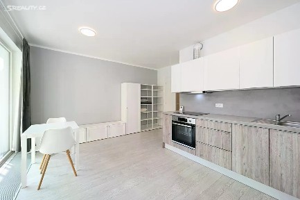 Pronájem bytu 1+kk 35 m² Křižíkova, Praha - Karlín