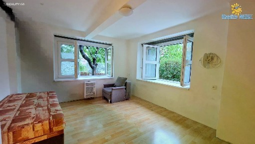 Praha, Praha 10, Strašnice, Pod strašnickou vinicí