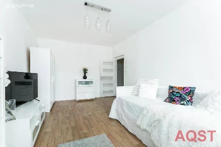 Pronájem bytu 1+1 36 m² Přesličková, Praha - Záběhlice