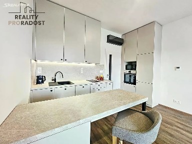 Pronájem bytu 1+kk 40 m² Komárovská, Brno - Komárov