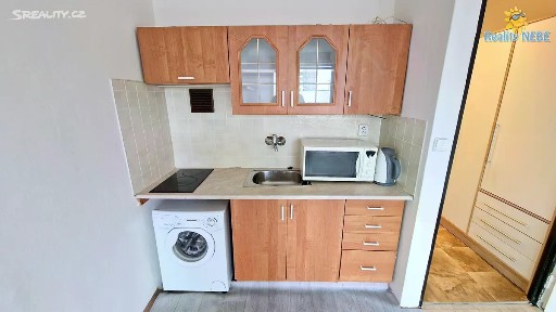 Pronájem bytu 1+kk 25 m² Káranská, Praha - Malešice