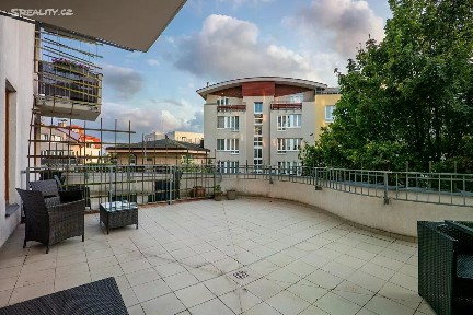 Prodej bytu 1+kk 42 m² Pelušková, Praha - Kyje