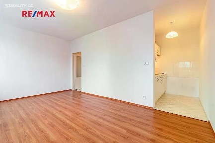 Pronájem bytu 1+kk 28 m² Lásenická, Praha - Kyje