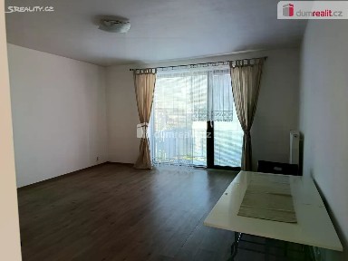 Pronájem bytu 1+kk 37 m² Ve žlíbku, Praha - Horní Počernice