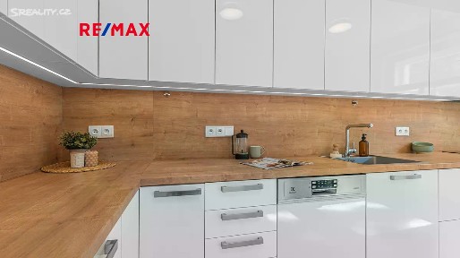 Pronájem bytu 3+kk 57 m² Za Strahovem, Praha - Břevnov