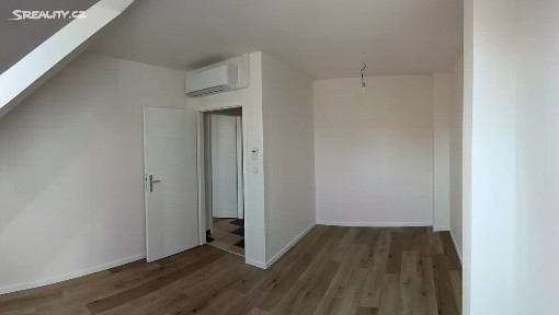 Praha, Praha 7, Holešovice, Komunardů, 17