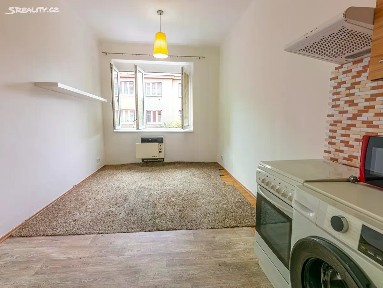 Praha, Praha 10, Strašnice, V předpolí