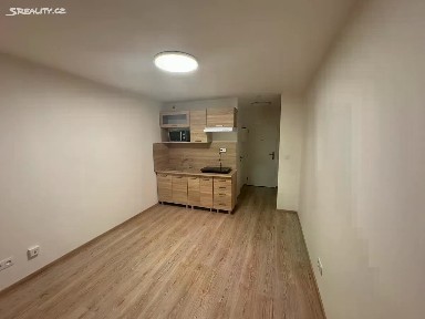 Pronájem bytu 1+kk 19 m² Kubánské náměstí, Praha - Vršovice