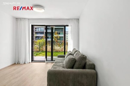 Pronájem bytu 1+kk 36 m² Šrámkové, Praha - Žižkov