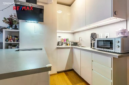 Pronájem bytu 2+kk 50 m² Komunardů, Praha - Holešovice