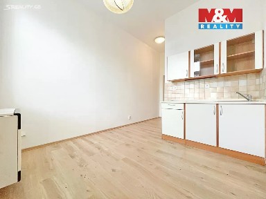 Pronájem bytu 1+kk 13 m² Pražská třída, Hradec Králové - Kukleny