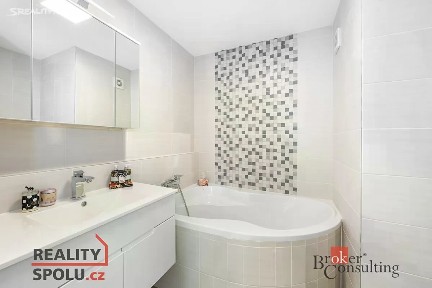 Pronájem bytu 3+1 76 m² Glowackého, Praha - Troja