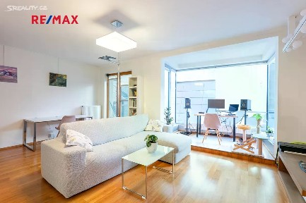 Pronájem bytu 2+kk 68 m² Komunardů, Praha - Holešovice