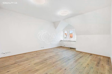 Pronájem bytu 3+1 74 m² Římská, Praha - Vinohrady
