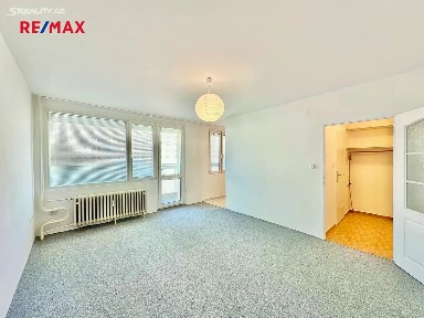 Pronájem bytu 1+kk 28 m² Gagarinova, Pardubice - Polabiny