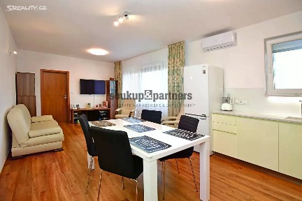 Praha, Praha 10, Horní Měcholupy, Hornoměcholupská, 137