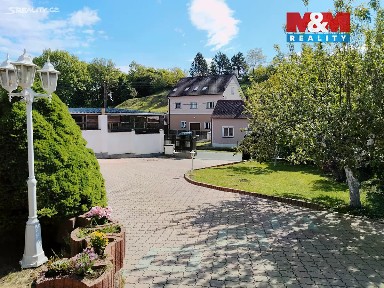 Prodej rodinného domu 410 m², pozemek 1100 m² Nepomyšl