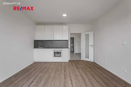 Pronájem bytu 1+kk 31 m² Želetická, Praha - Sobín