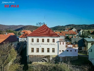 Prodej rodinného domu 560 m², pozemek 887 m² Skryje