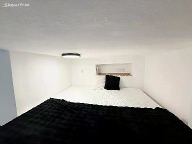 Pronájem bytu 1+kk 17 m² Praha - Praha 3