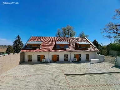 Prodej bytu 4+kk 110 m² náměstí u dubu, Stochov