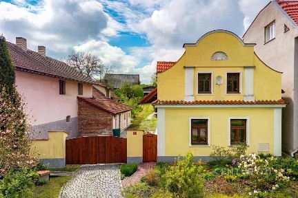 Náves, Hrusice