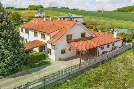 Třemblatská, Zvánovice