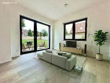 Prodej bytu 2+kk 57 m² náměstí Pod lípou, Praha - Holyně