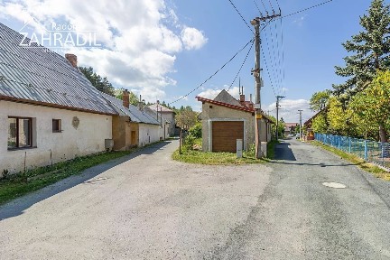 V uličce, Chvalčov