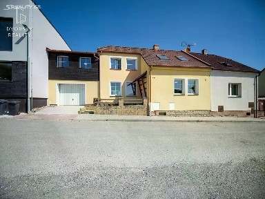 Petra Bezruče, Dobrovice