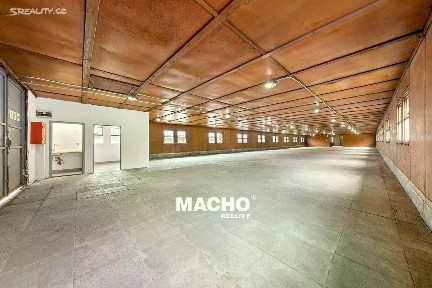 Pronájem skladového prostoru 588 m²