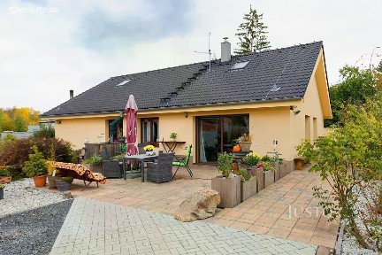 Prodej rodinného domu 227 m², pozemek 1747 m²