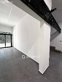 Pronájem skladového prostoru 618 m²