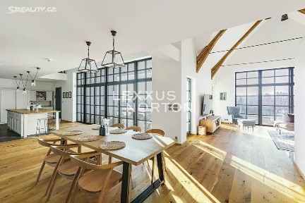 Prodej rodinného domu 403 m², pozemek 3183 m² Číčovice