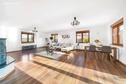 Prodej rodinného domu 345 m², pozemek 913 m²