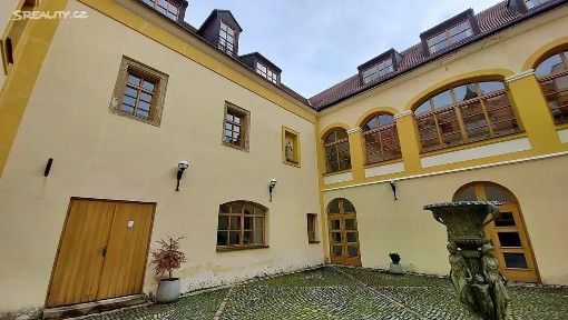 Prodej rodinného domu 2500 m², pozemek 6302 m²