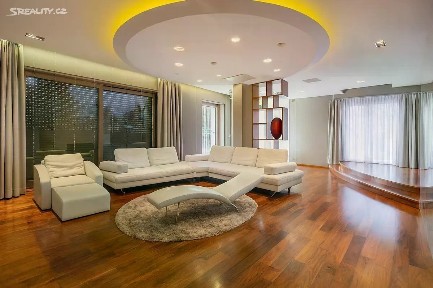 Prodej rodinného domu 700 m², pozemek 1893 m²