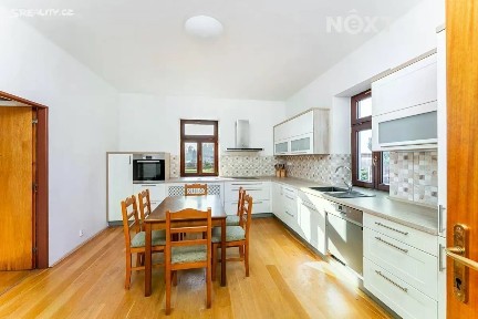 Prodej rodinného domu 380 m², pozemek 2330 m²