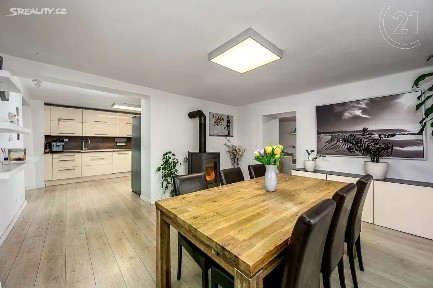 Prodej rodinného domu 231 m², pozemek 584 m²